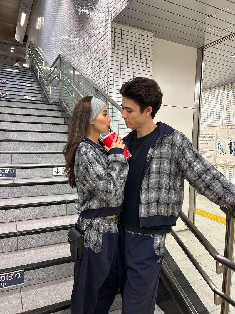 reversible check pattern zip stand