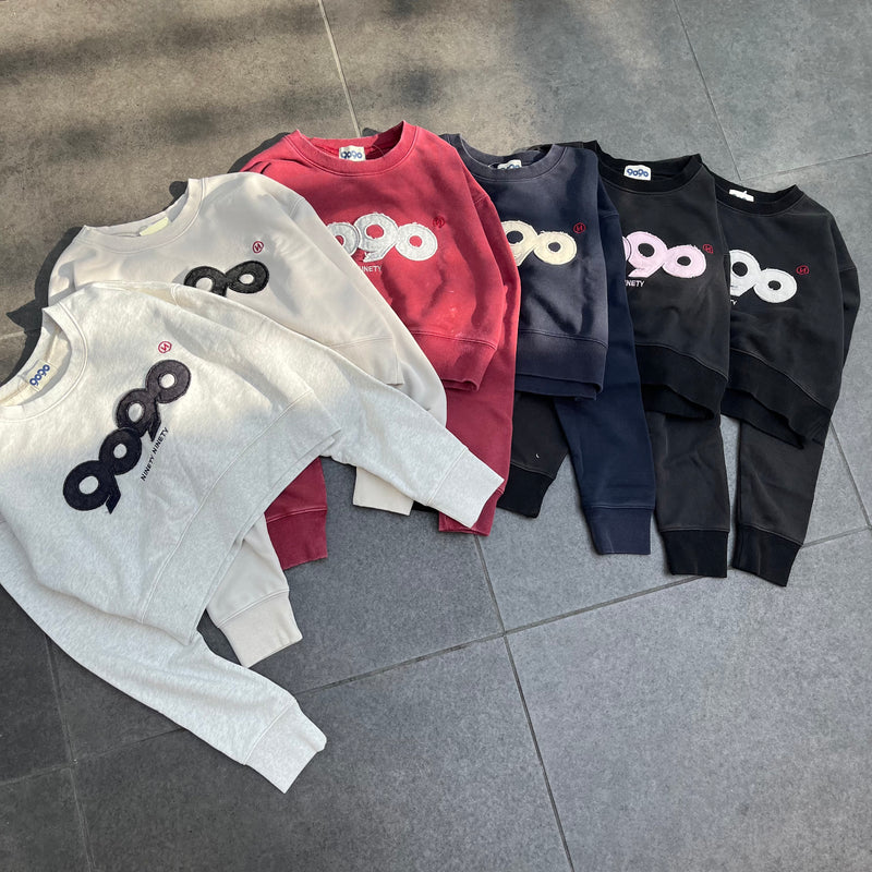 9090 OG Logo Patched Crewneck Sweat (Cropped)