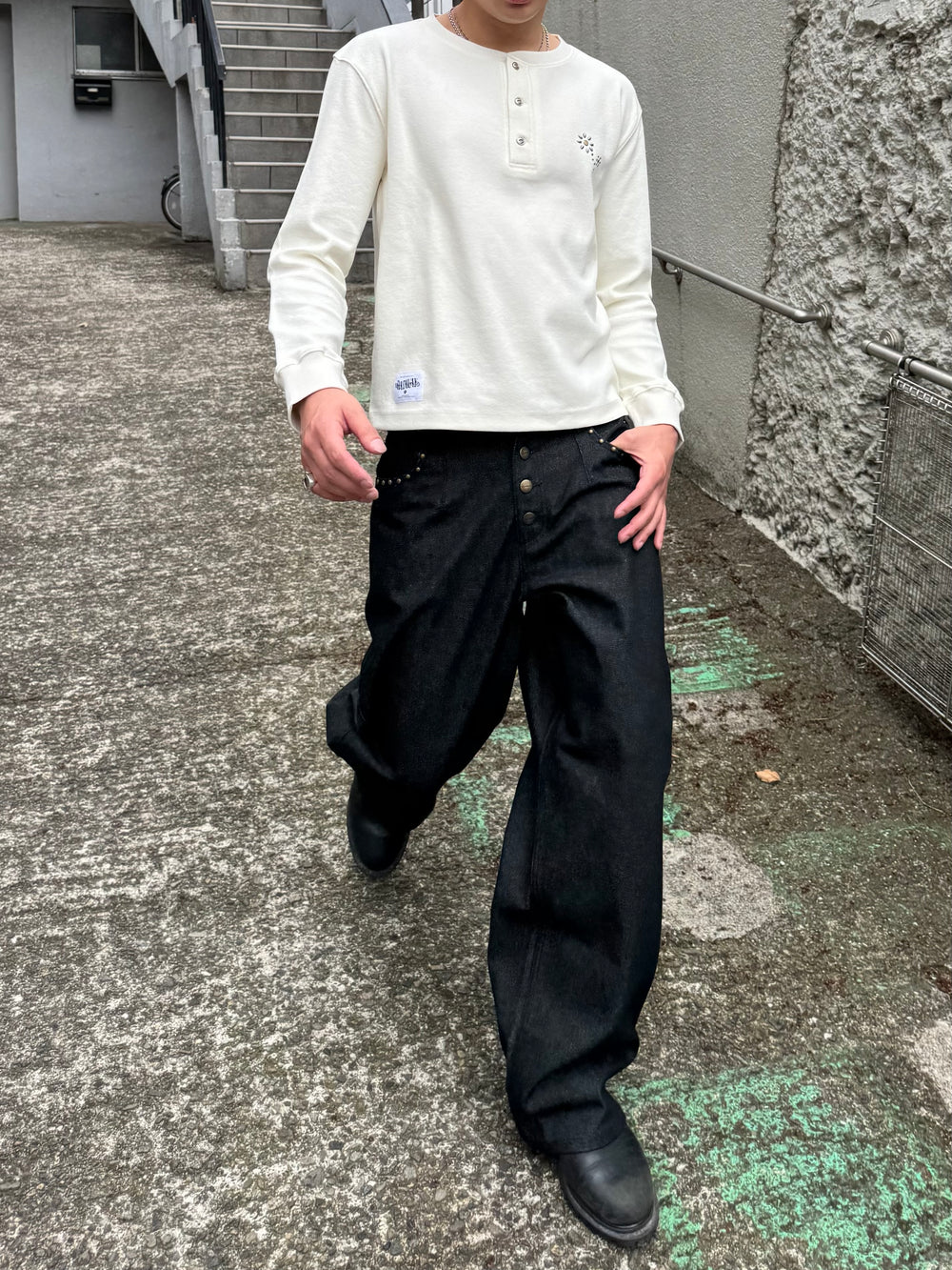 スタッズストレートデニムパンツ – YZ