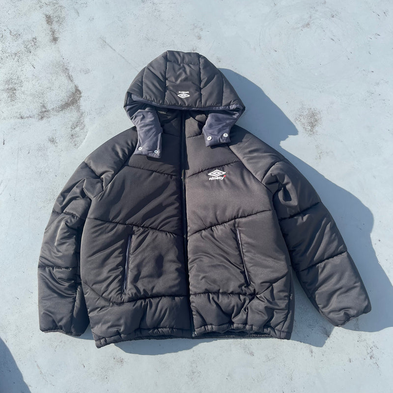 9090 × UMBRO REMOVABLE HOOD PUFFER JACKET (scheduled to be shipped: early 2024)