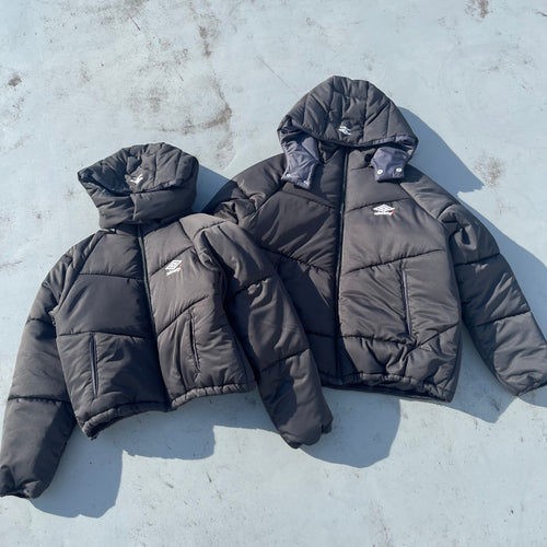 9090 × UMBRO REMOVABLE HOOD PUFFER JACKET (scheduled to be shipped: early 2024)