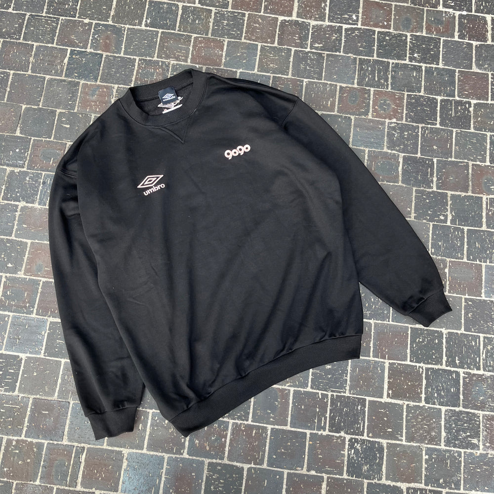 9090 × UMBRO Two Logo Sweat – YZ 9090 × UMBRO Two Logo Sweat – YZ
