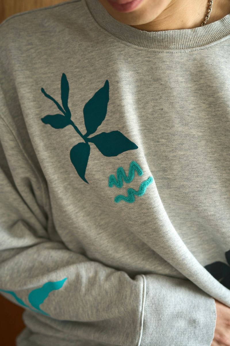 BROKEN FLOWER PAINT AND EMBROIDERY SWEAT