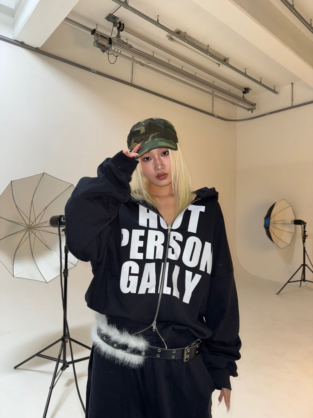 iconic logo print hoodie – YZ