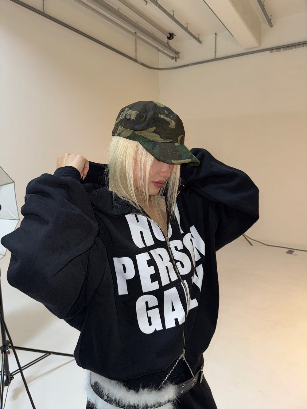 iconic logo print hoodie – YZ