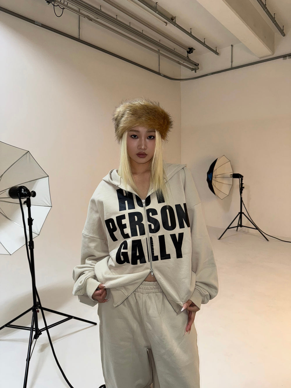 iconic logo print hoodie – YZ