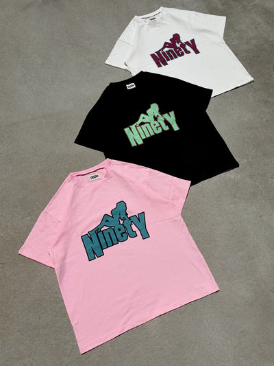 NINETY Tee 上的性感女孩 