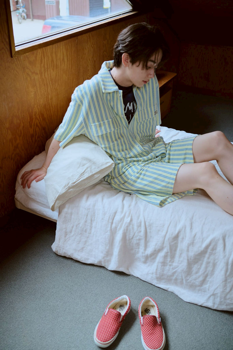 여름 손바닥 위에 있는 셔츠 