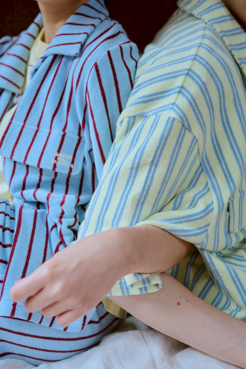 여름 손바닥 위에 있는 셔츠 