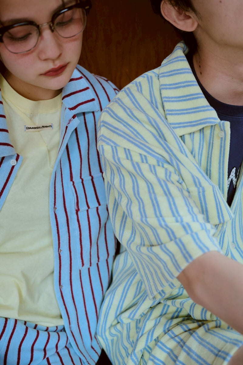 여름 손바닥 위에 있는 셔츠 