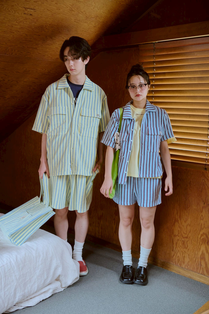 여름 손바닥 위에 있는 셔츠 