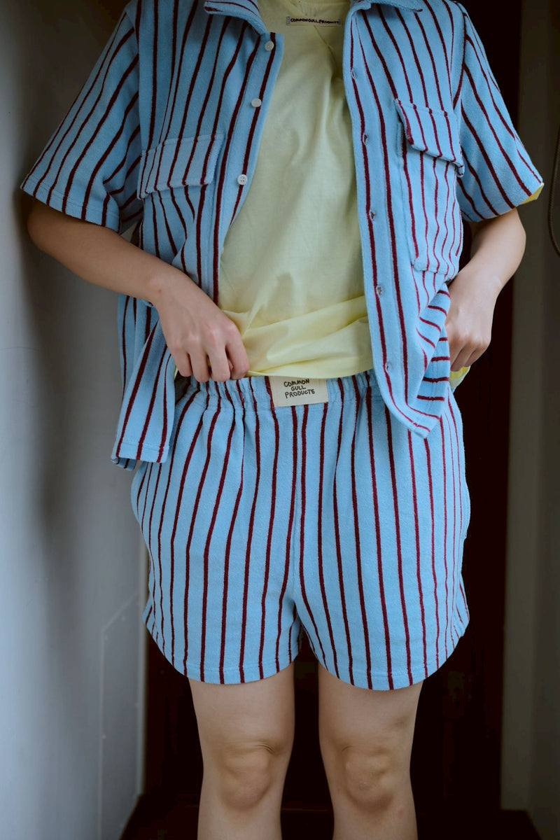 여름 손바닥 위에 있는 셔츠 