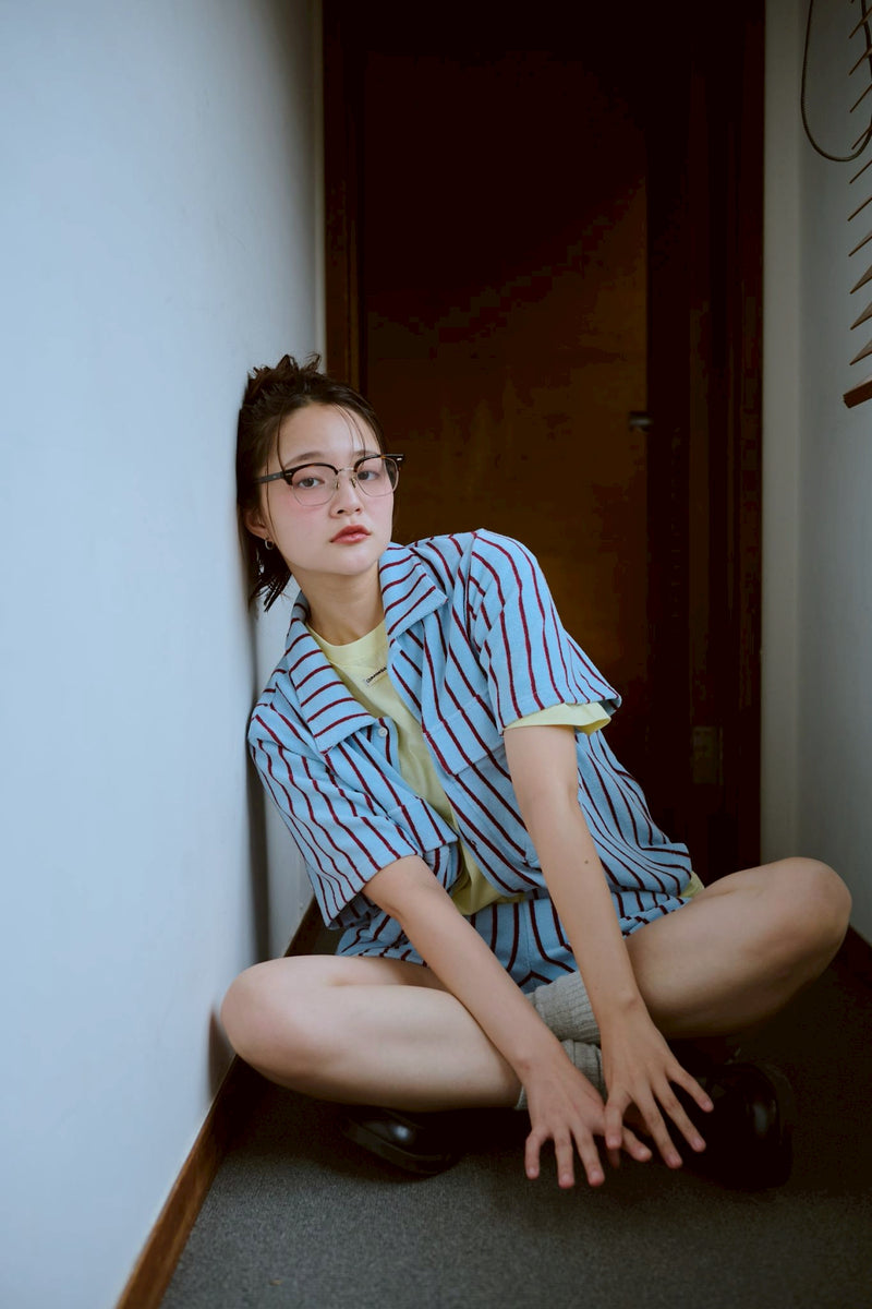 여름 손바닥 위에 있는 셔츠 