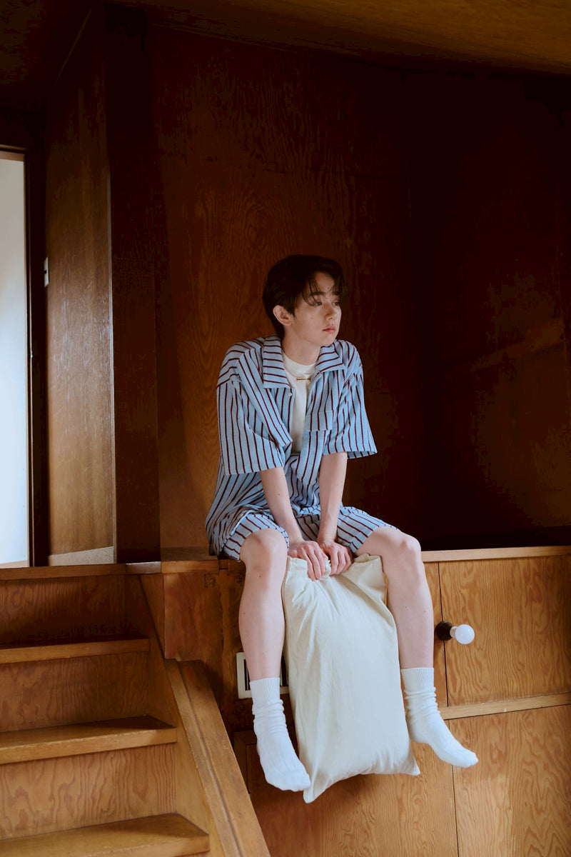 여름 손바닥 위에 있는 셔츠 