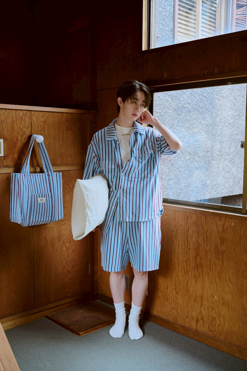 여름 손바닥 위에 있는 셔츠 