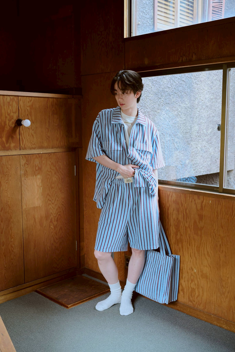 여름 손바닥 위에 있는 셔츠 