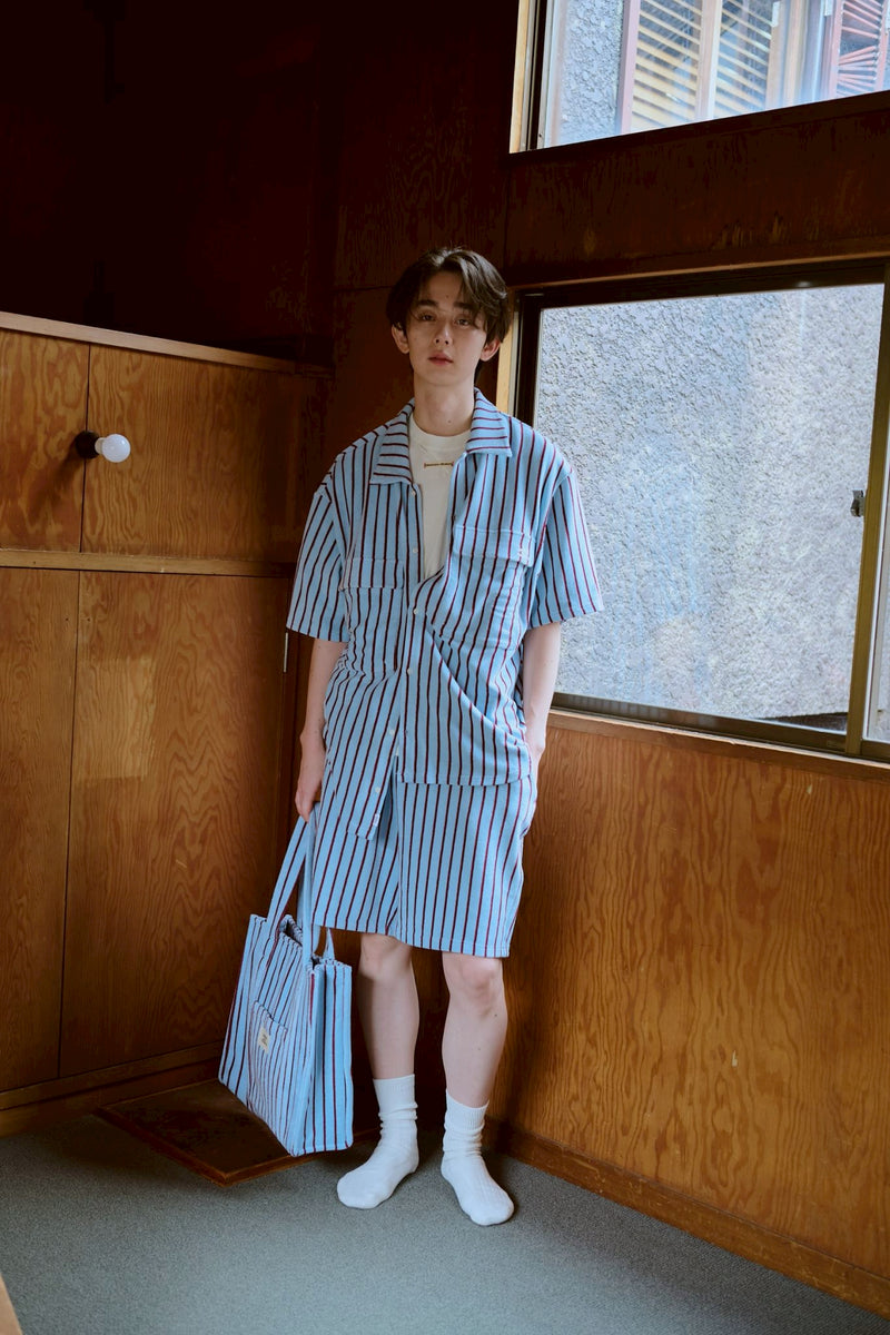 夏の手のひらの上にあるバッグ