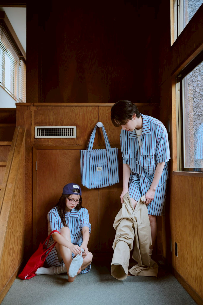 夏の手のひらの上にあるバッグ