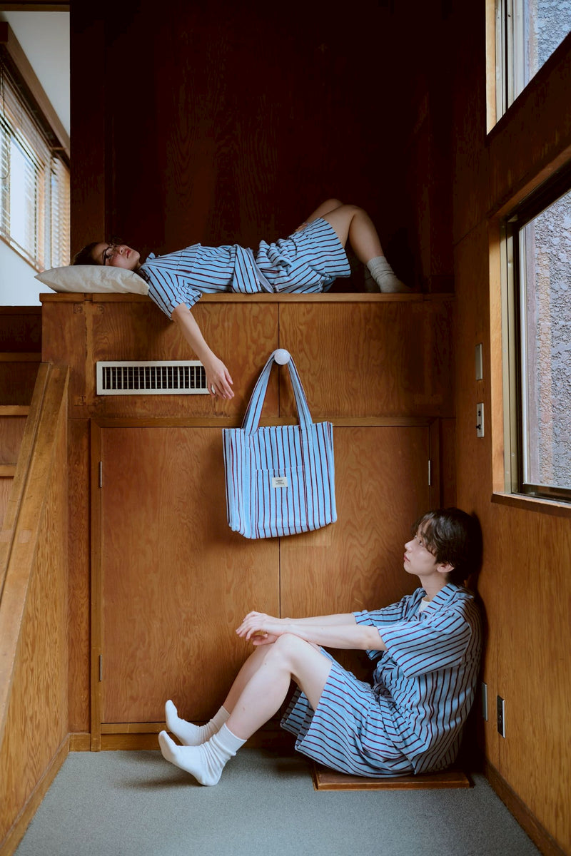 여름 손바닥 위에 있는 셔츠 