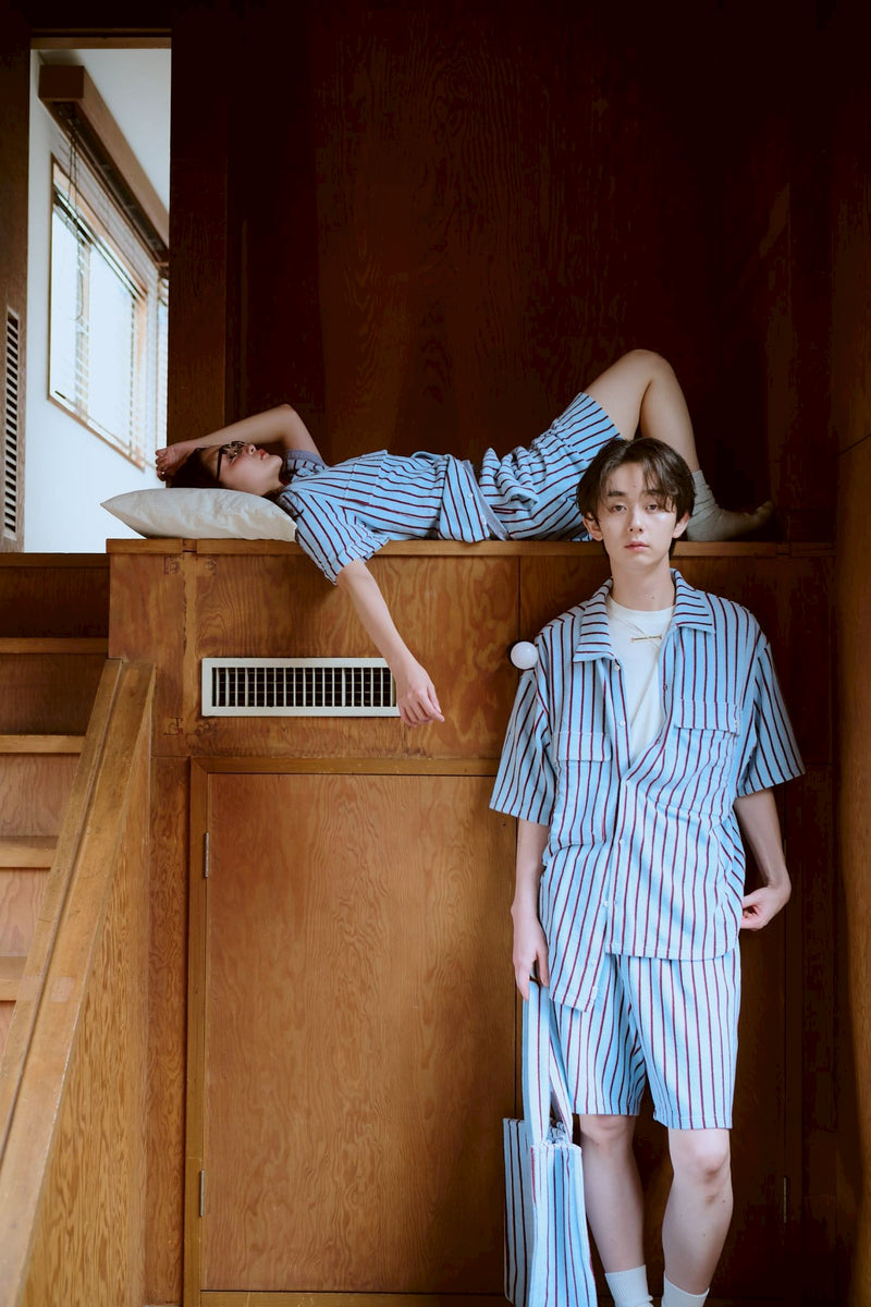 夏の手のひらの上にあるバッグ