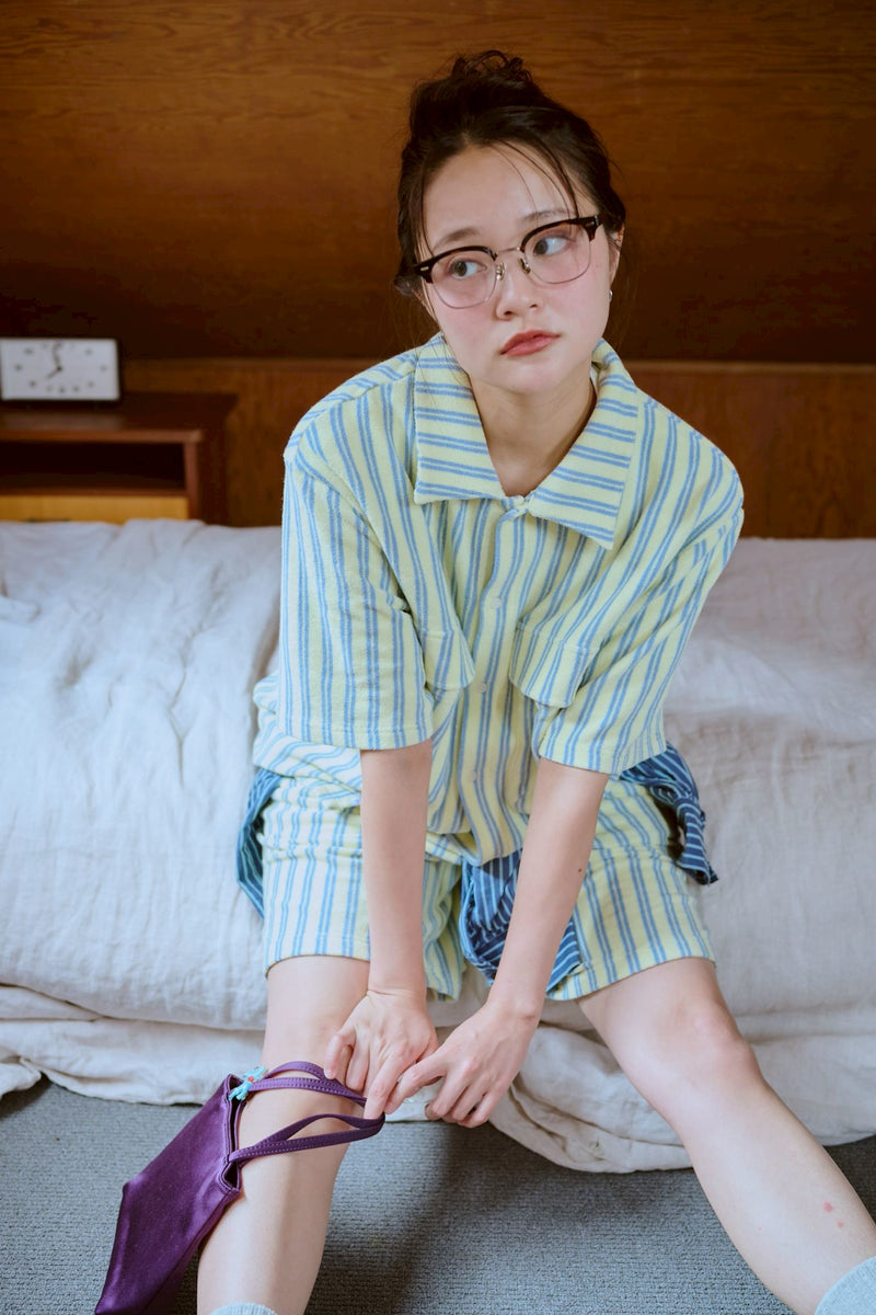 여름 손바닥 위에 있는 셔츠 