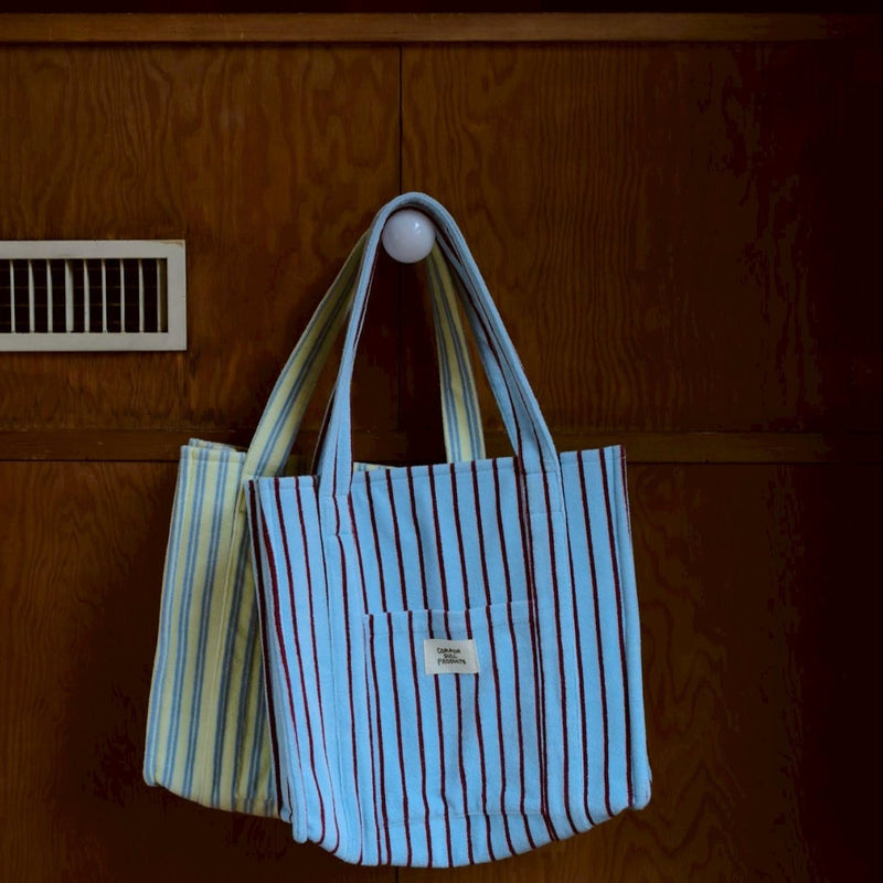 夏の手のひらの上にあるバッグ