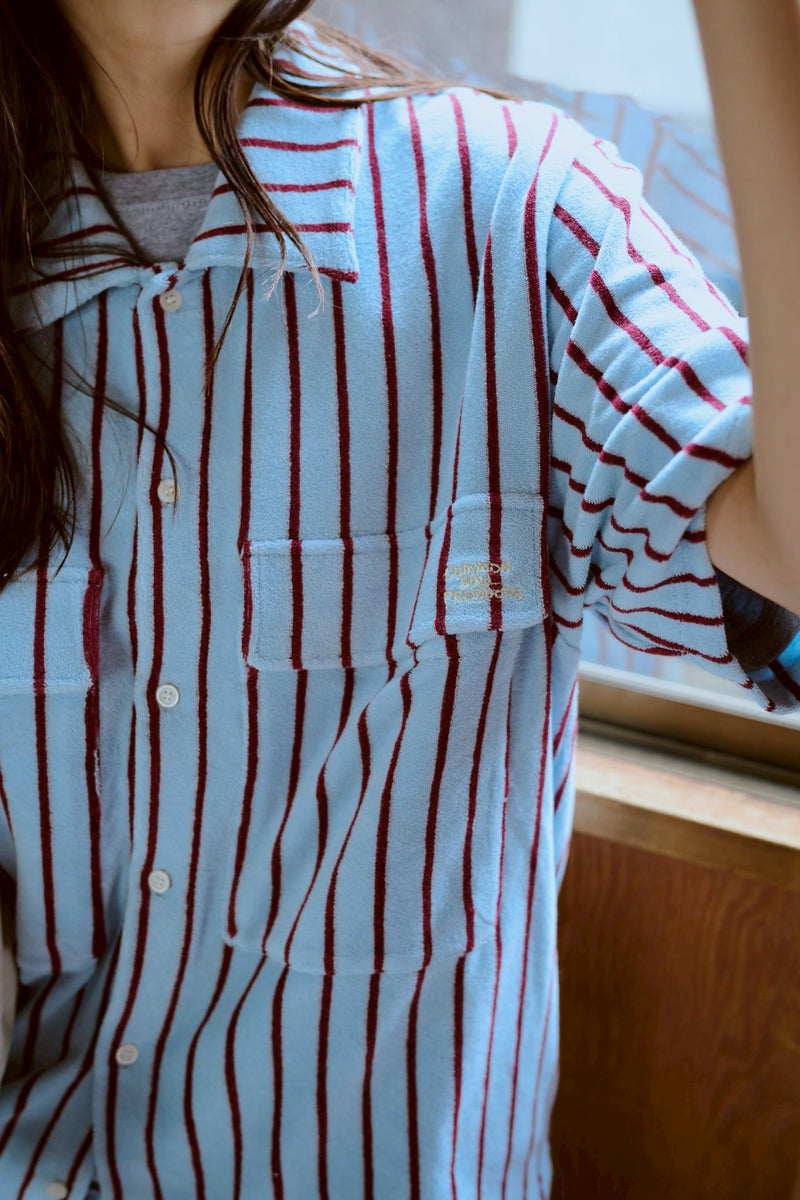 여름 손바닥 위에 있는 셔츠 