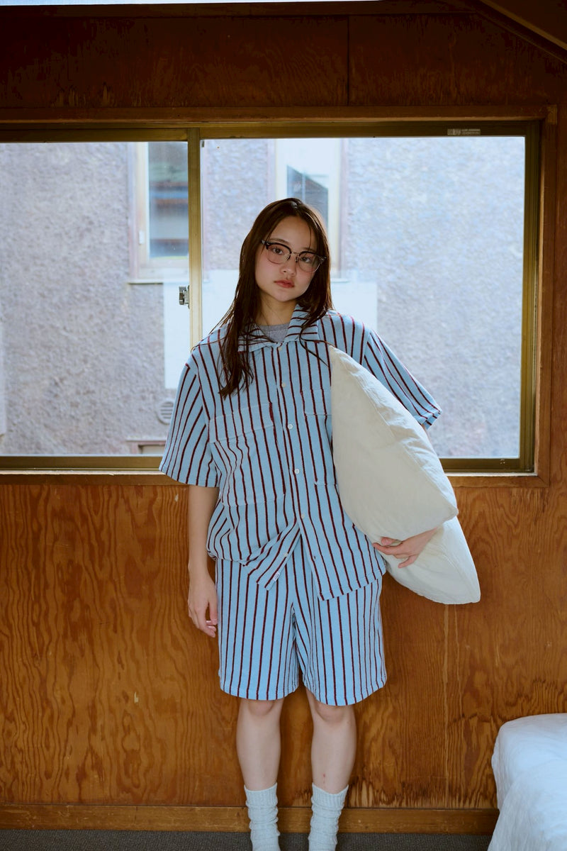 여름 손바닥 위에 있는 셔츠 