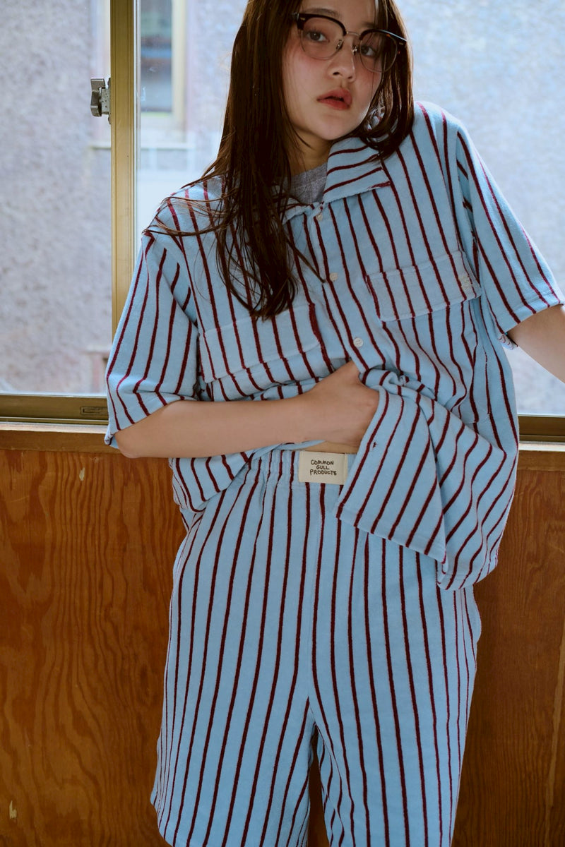 여름 손바닥 위에 있는 셔츠 