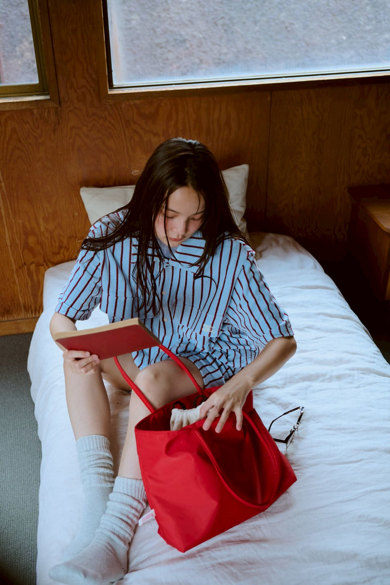 여름 손바닥 위에 있는 셔츠 