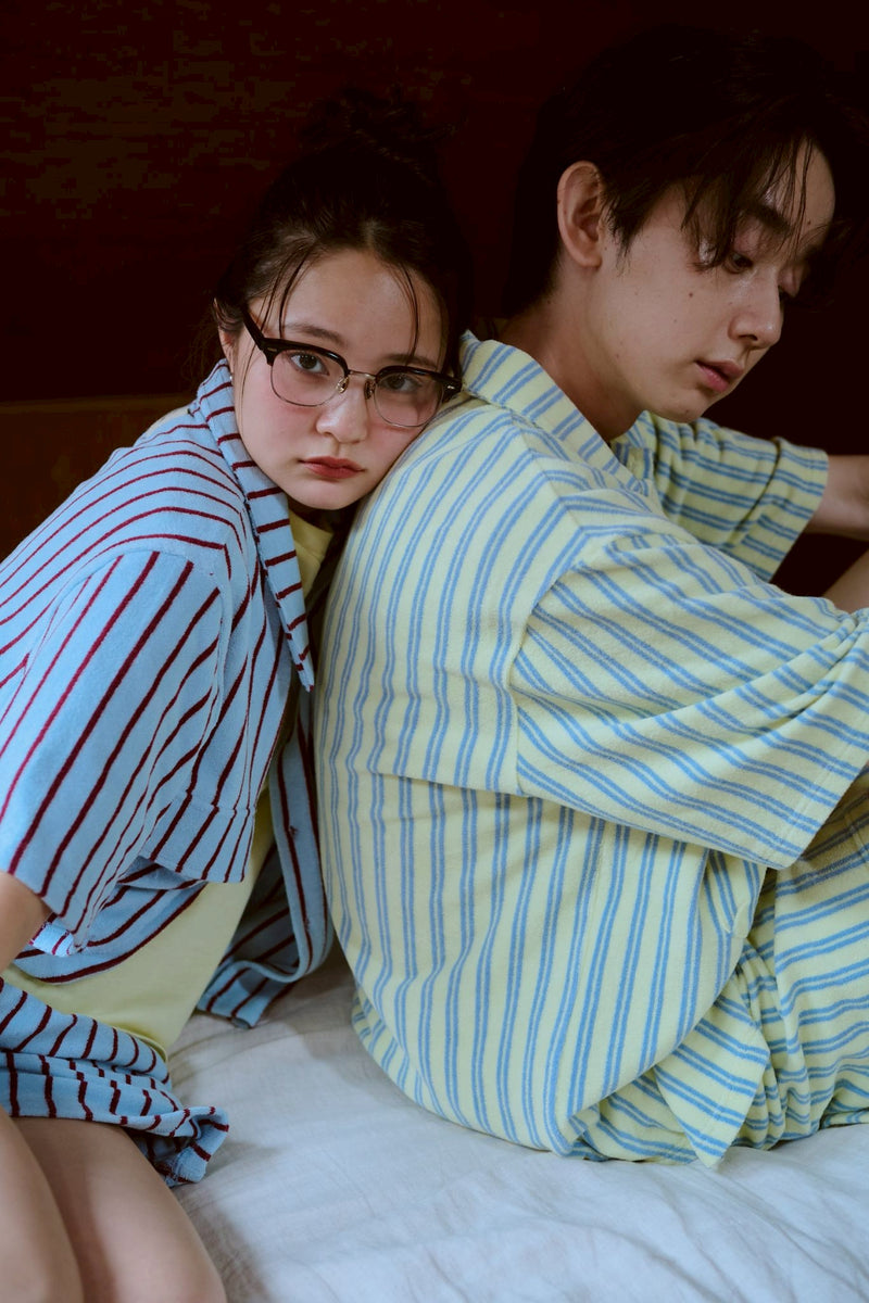 여름 손바닥 위에 있는 셔츠 