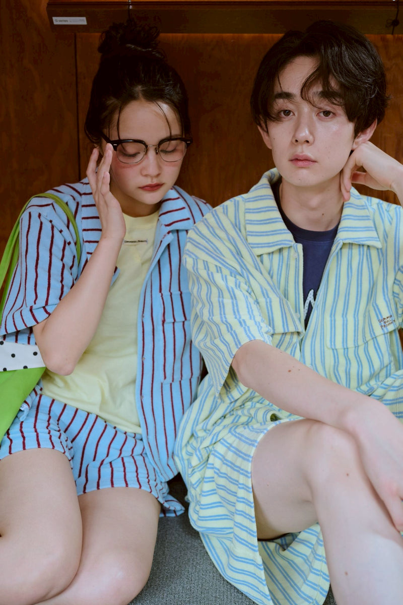 여름 손바닥 위에 있는 셔츠 