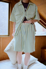 夏の手のひらの上にあるパンツ