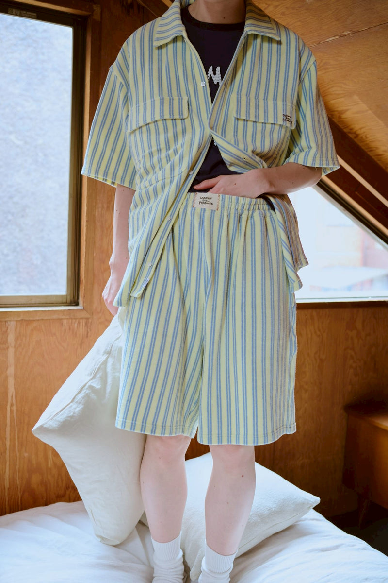 夏の手のひらの上にあるパンツ