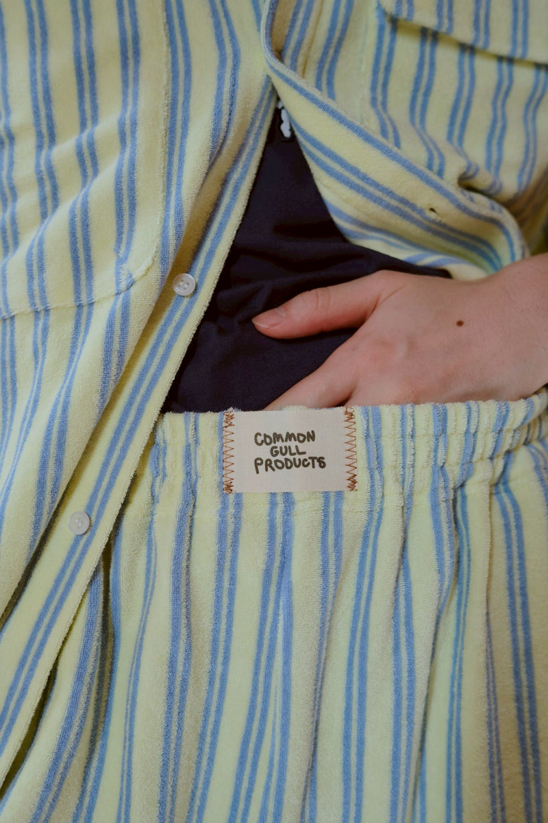 夏の手のひらの上にあるパンツ