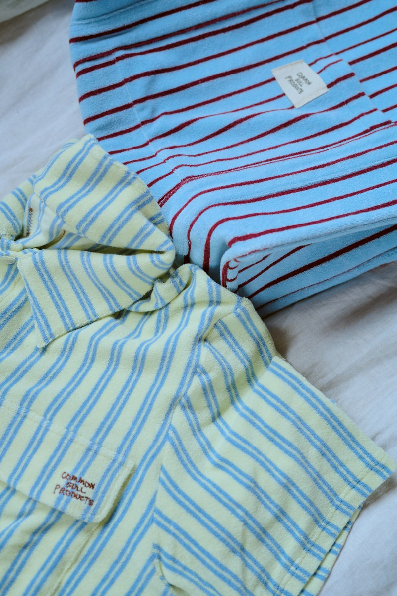 夏の手のひらの上にあるバッグ