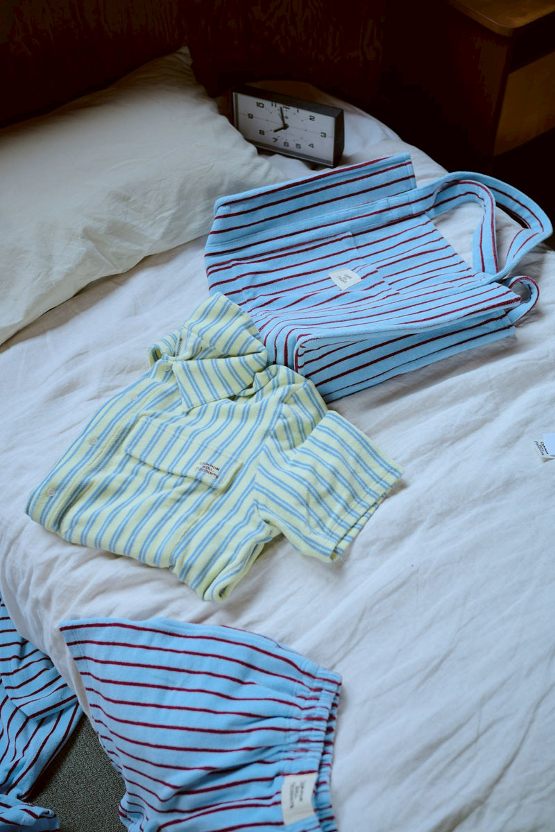 夏の手のひらの上にあるバッグ