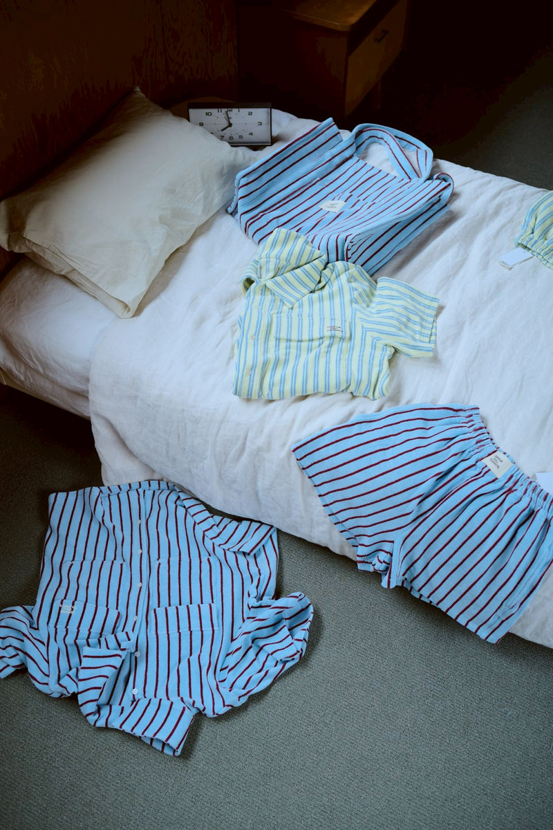 夏の手のひらの上にあるバッグ