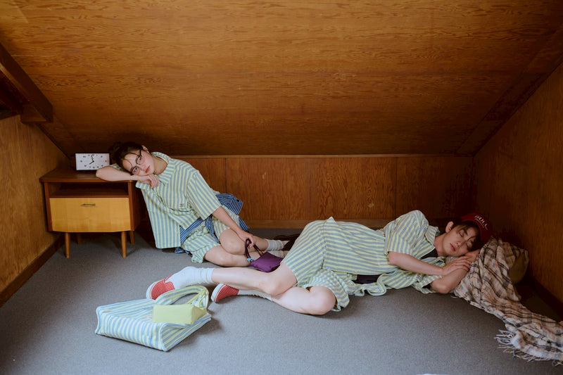 夏の手のひらの上にあるバッグ