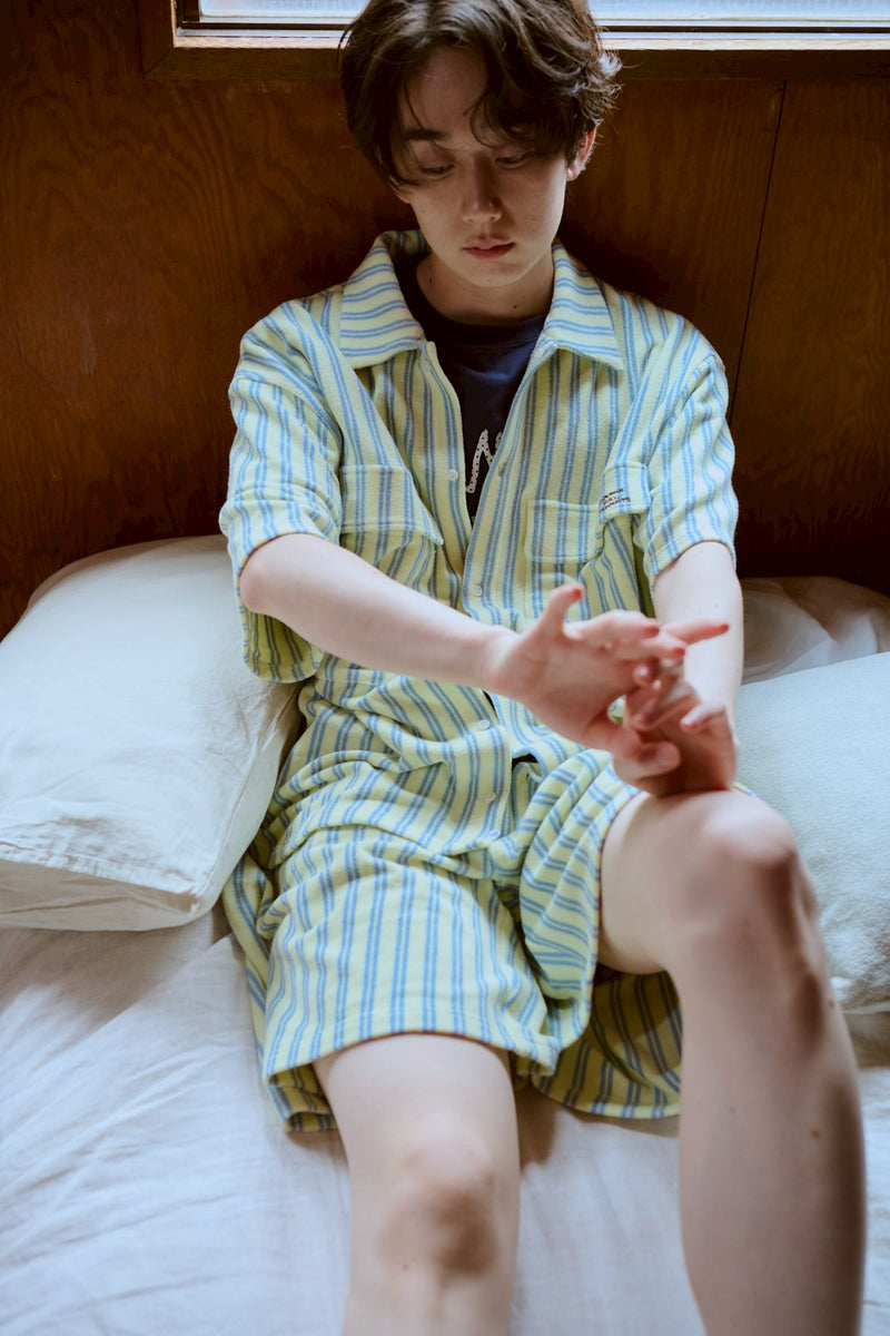 여름 손바닥 위에 있는 셔츠 