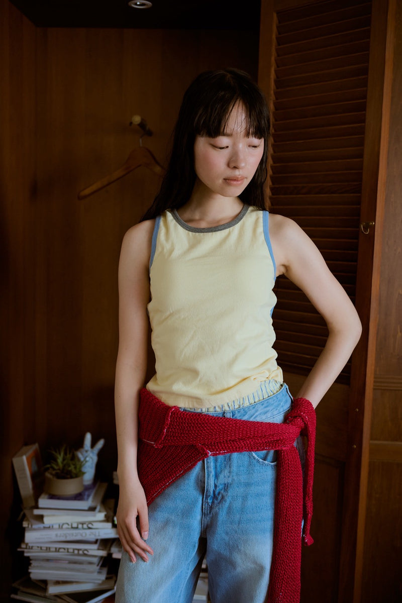 背の喪失感とリボン結びタンク