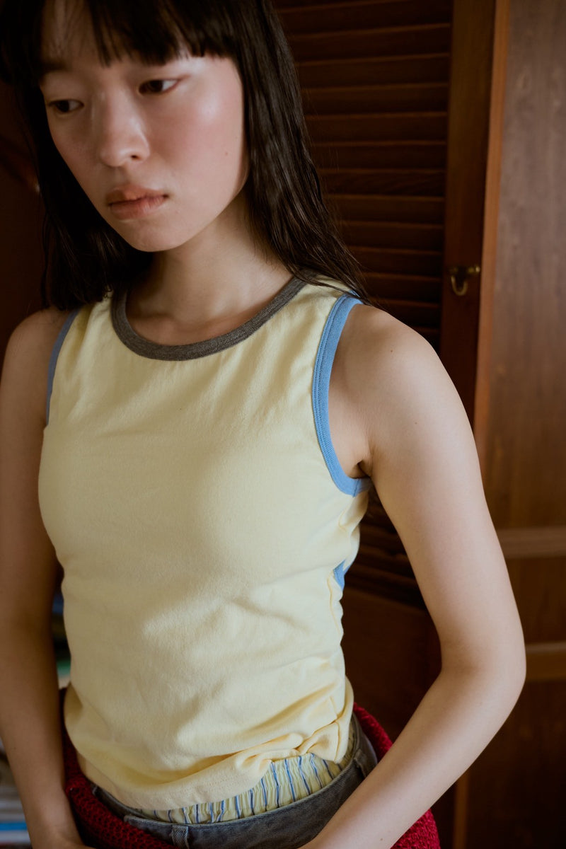 背の喪失感とリボン結びタンク
