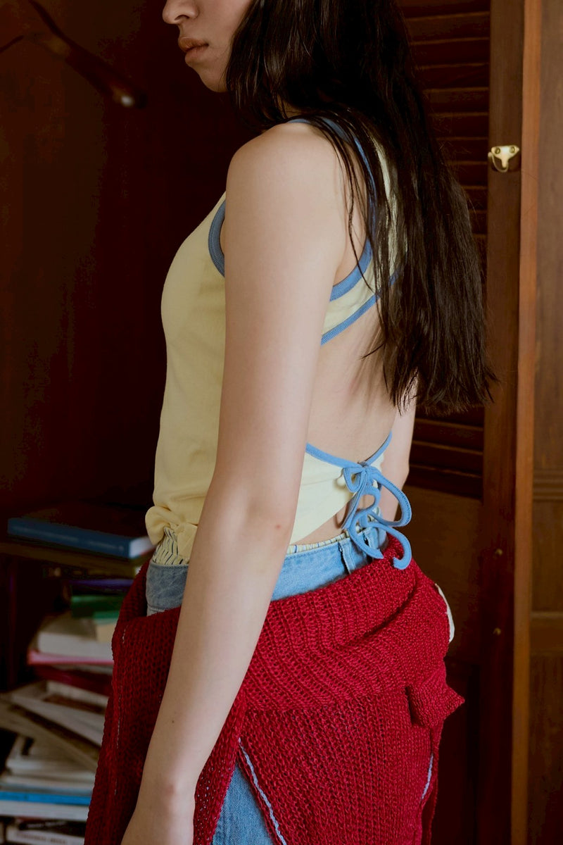 背の喪失感とリボン結びタンク