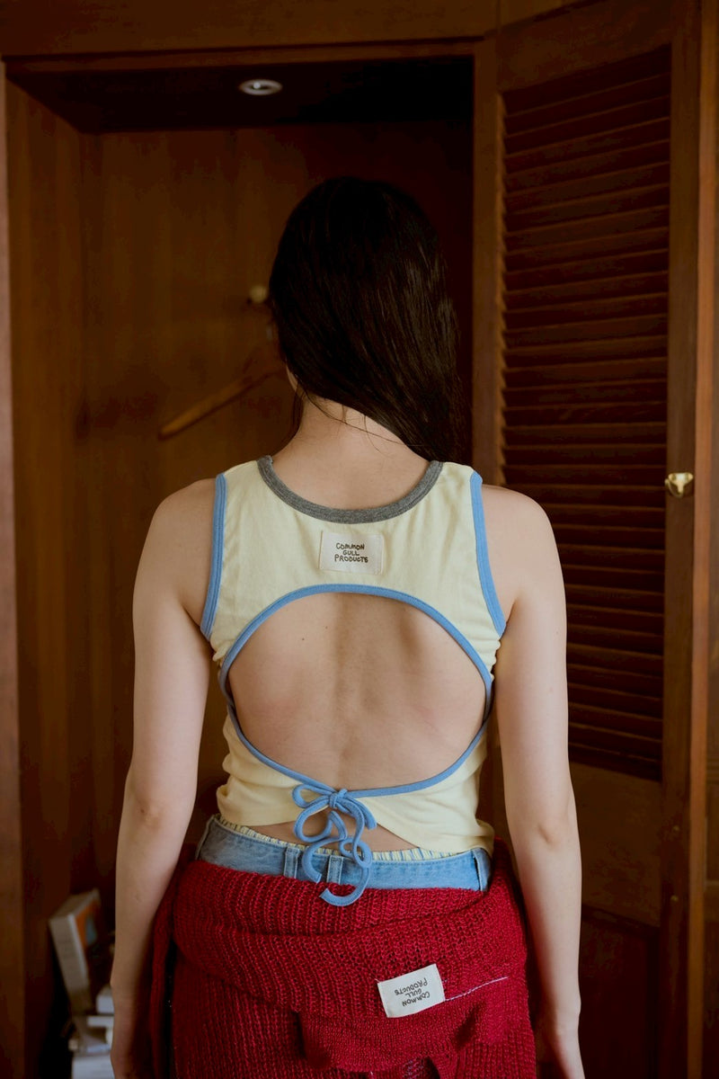 背の喪失感とリボン結びタンク