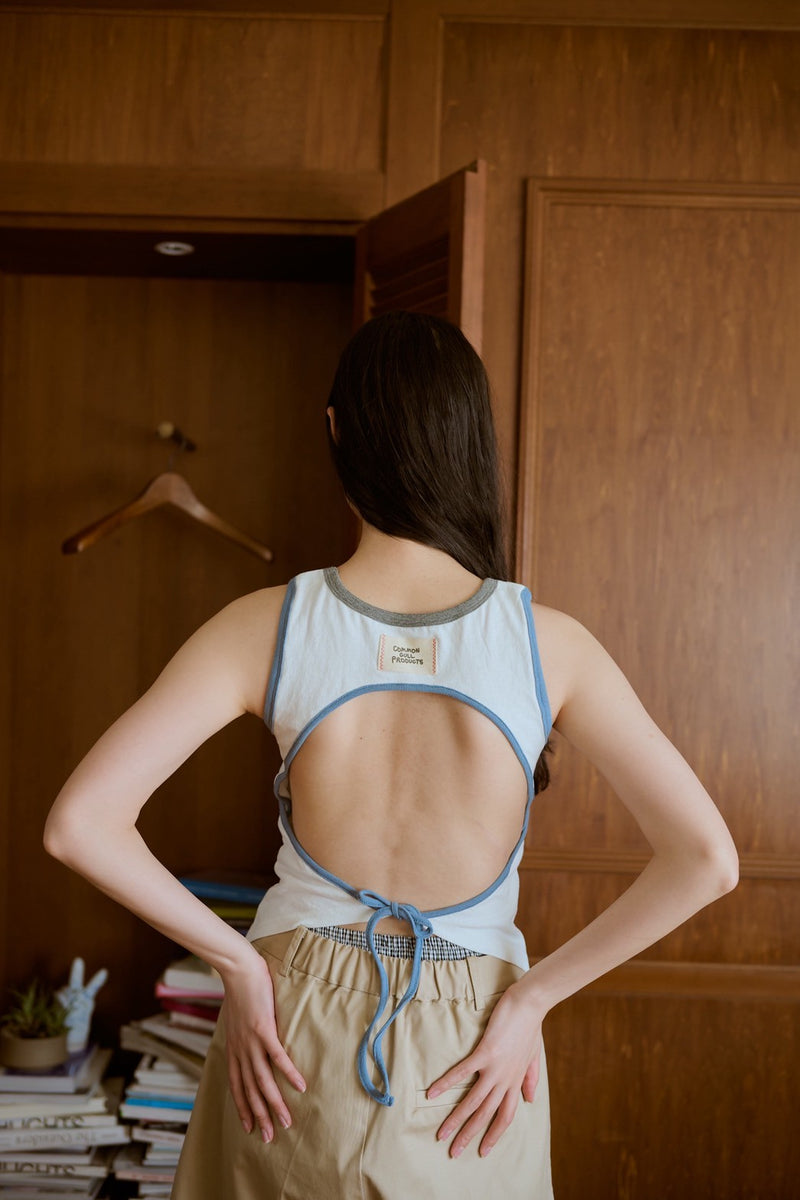 背の喪失感とリボン結びタンク