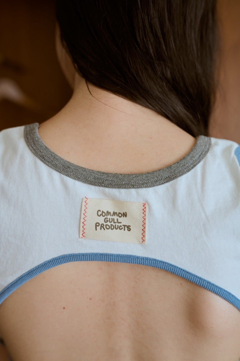 背の喪失感とリボン結びタンク