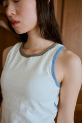 背の喪失感とリボン結びタンク