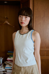 背の喪失感とリボン結びタンク