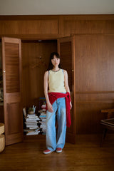 背の喪失感とリボン結びタンク