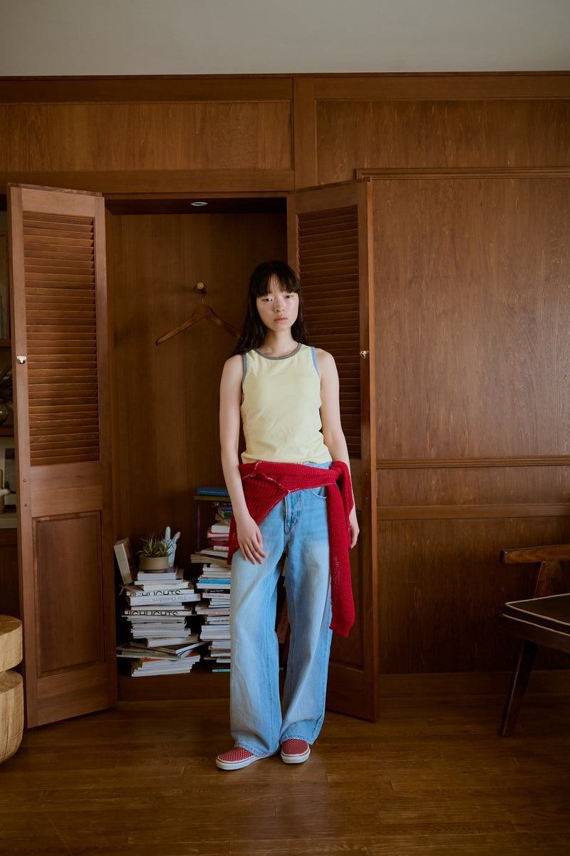 背の喪失感とリボン結びタンク